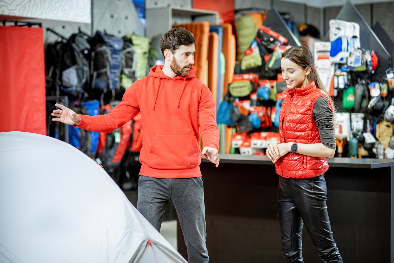 salesman with woman client in the sports shop 2026 01 08 22 18 57 utc - Camping Check