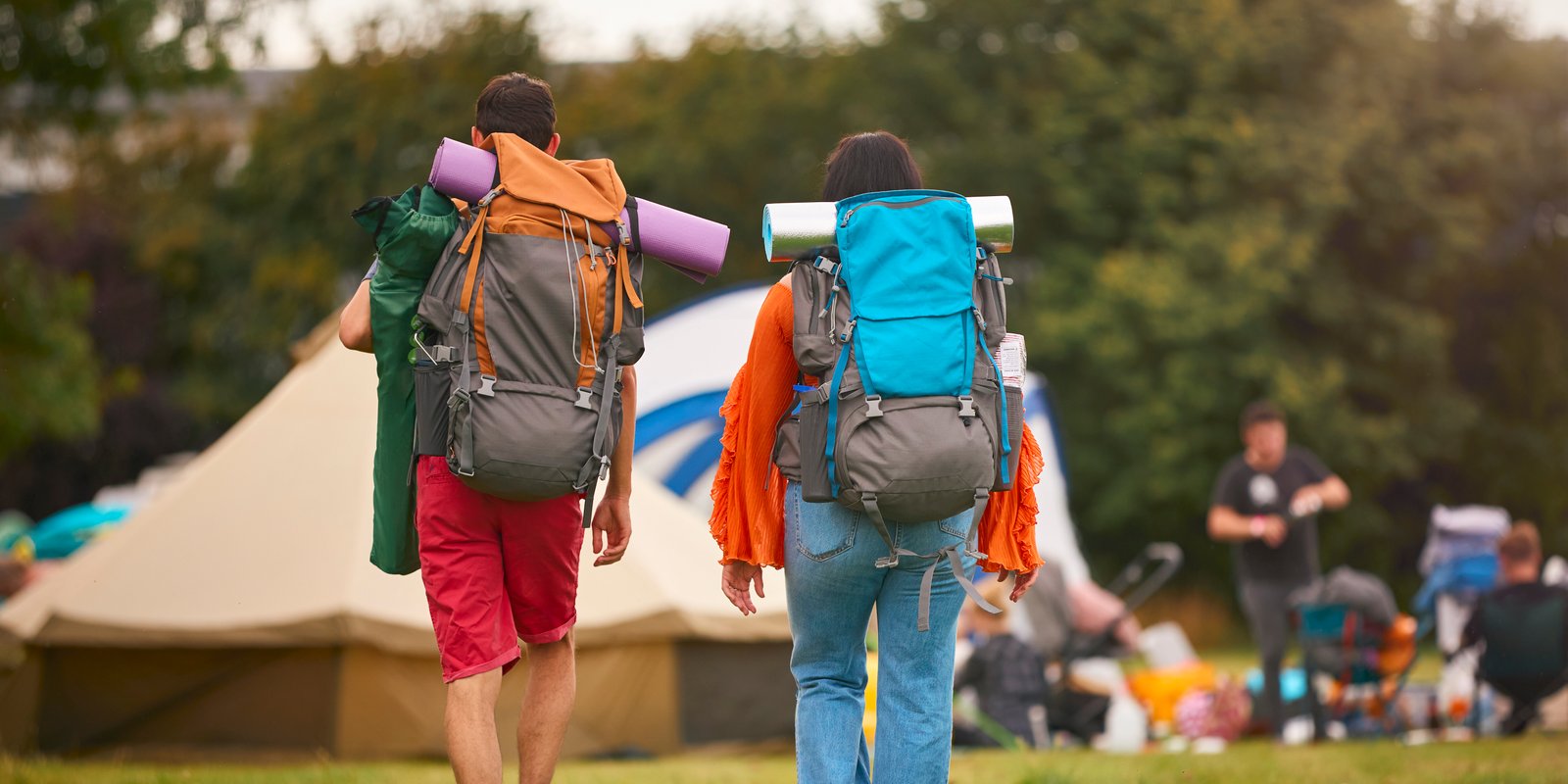 rear view of young couple meeting at summer music 2026 01 05 06 29 32 utc - Camping Check