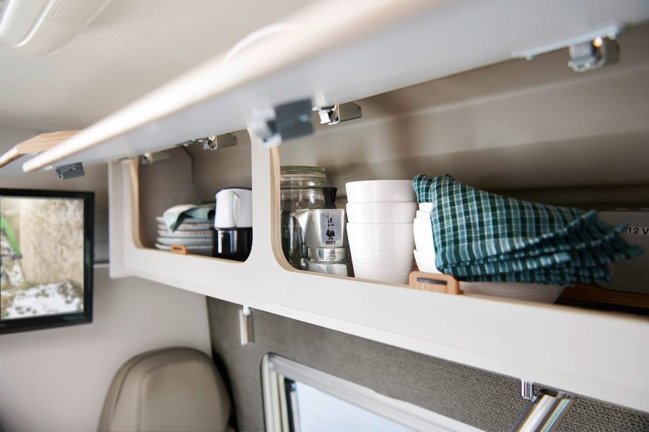 Dethleffs Globetrail: Der neue Camper Van für Entdecker und Abenteurer 2 2021 06 DET Globetrail dachschrank 46832 - Camping Check