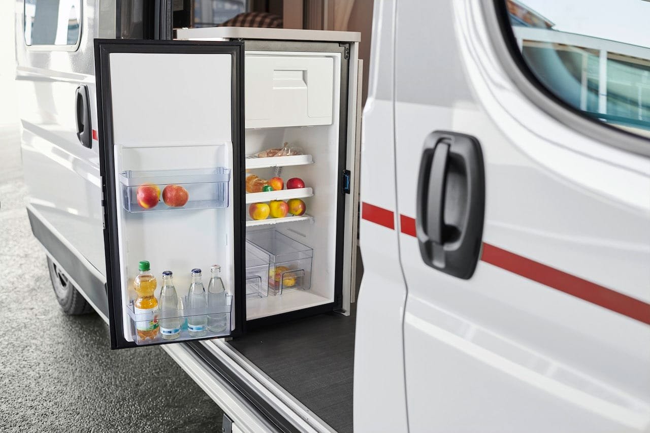 Dethleffs Globetrail: Der neue Camper Van für Entdecker und Abenteurer 5 DET Globetrail kuelschrank offen 03 - Camping Check