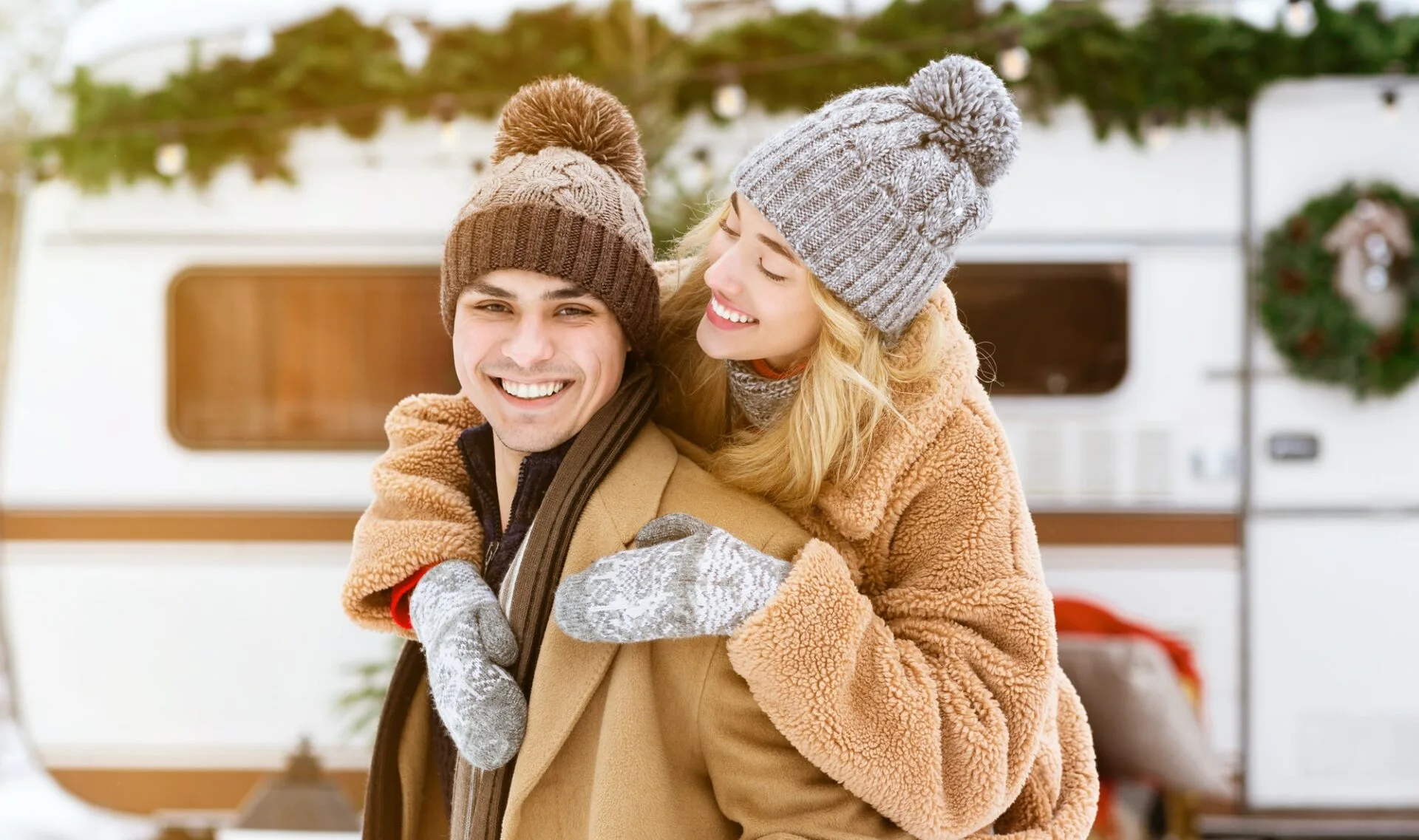 Campingabenteuer pur: Ihr ultimativer Guide für einen unvergesslichen Campingurlaub 15 Romantic millennial couple having fun together at winter camping