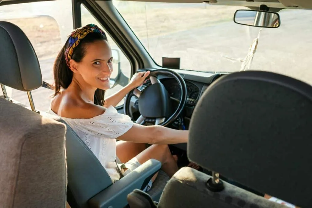 Minicamper: Alltägliche Kastenwagen oder Kombis werden zum Campingfahrzeug 1 Happy woman driving camper car