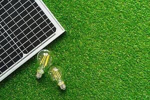 Die besten Solar Powerbanks für komfortables Camping unterwegs 2 Solar energy panel and light bulb, green energy