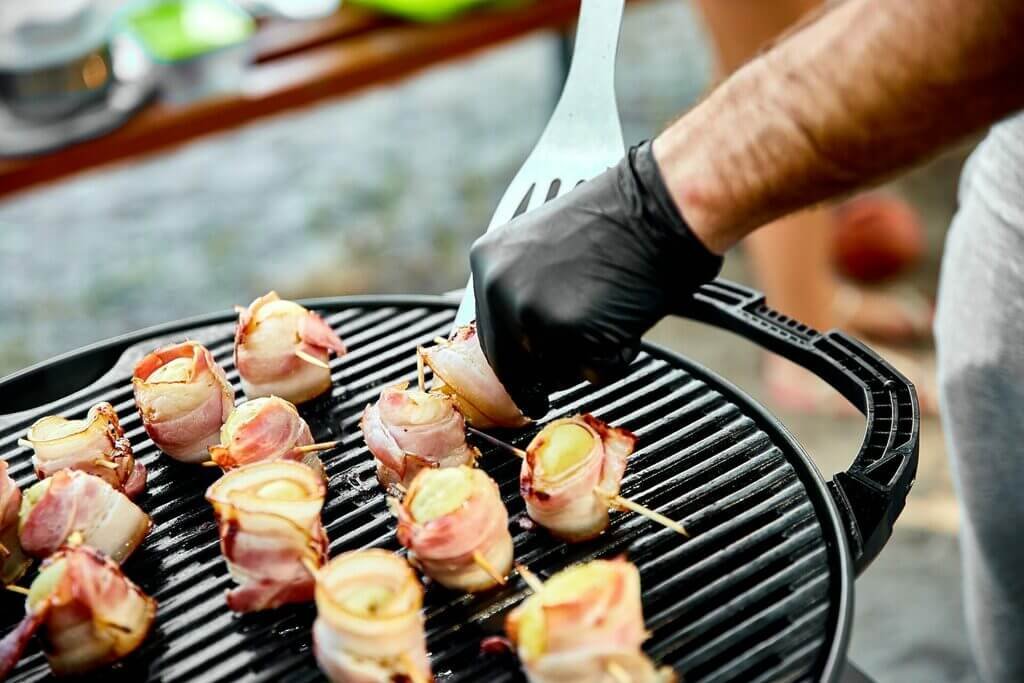 Kohlegrill oder Gasgrill: Welches ist das richtige Campinggrill für Sie 17 Grilled potato with bacon on gas grill .
