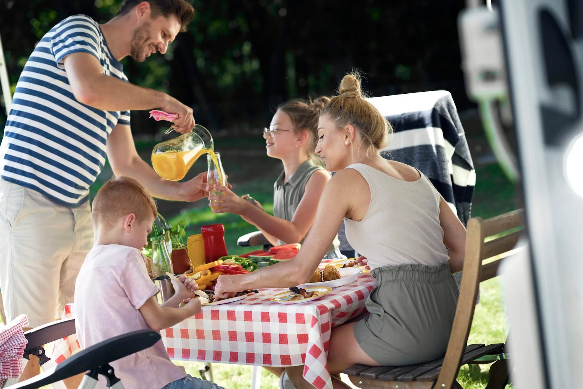 Campingabenteuer pur: Ihr ultimativer Guide für einen unvergesslichen Campingurlaub 8 Cheerful family on the camping