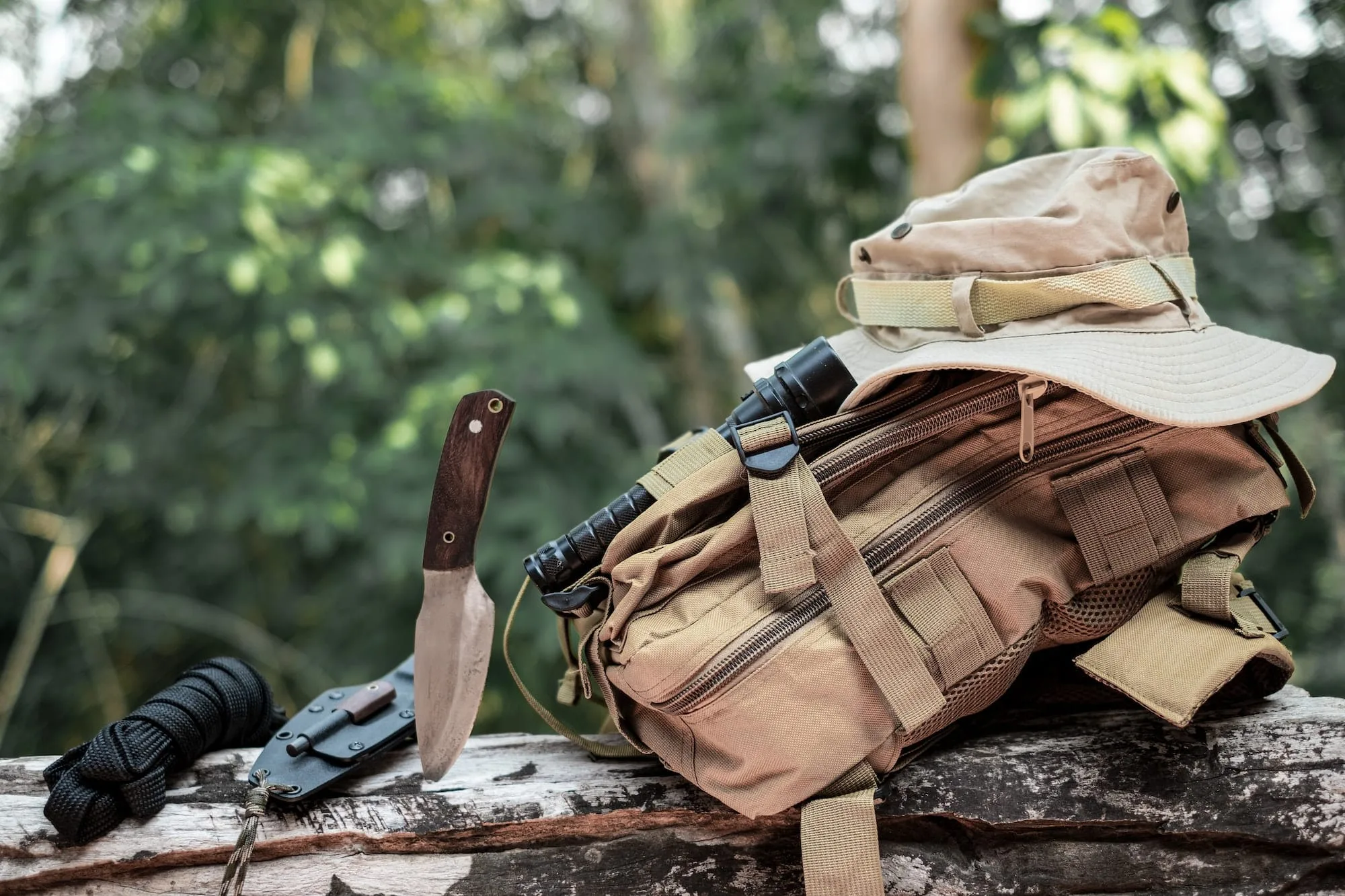 Campingabenteuer pur: Ihr ultimativer Guide für einen unvergesslichen Campingurlaub 10 Equipment for survival bucket hat backpack hiking knife camping flashlight resting