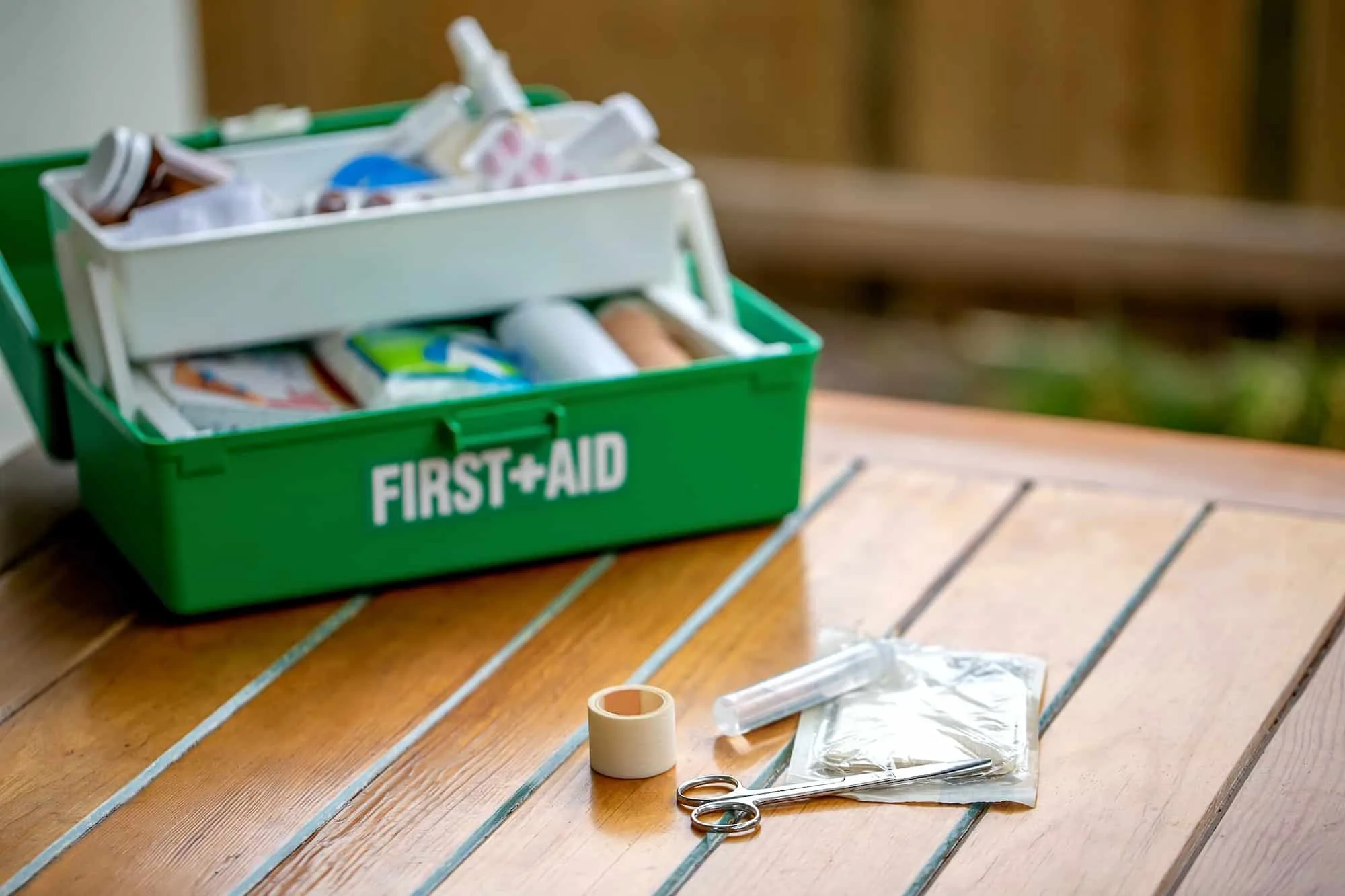 Erste Hilfe beim Camping 2 First aid kit on the table