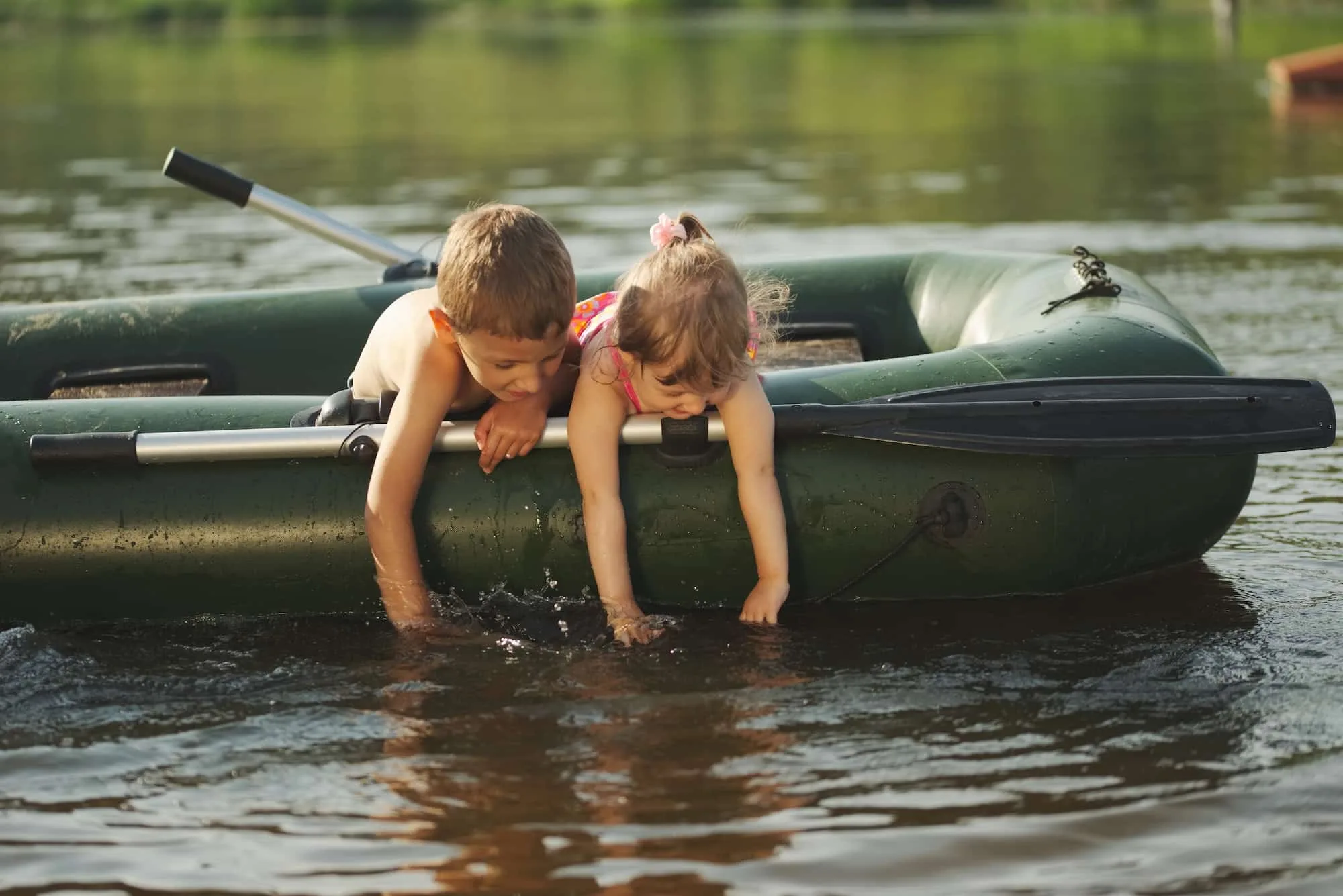 Campingabenteuer pur: Ihr ultimativer Guide für einen unvergesslichen Campingurlaub 6 happy boy swimming in fishing boat