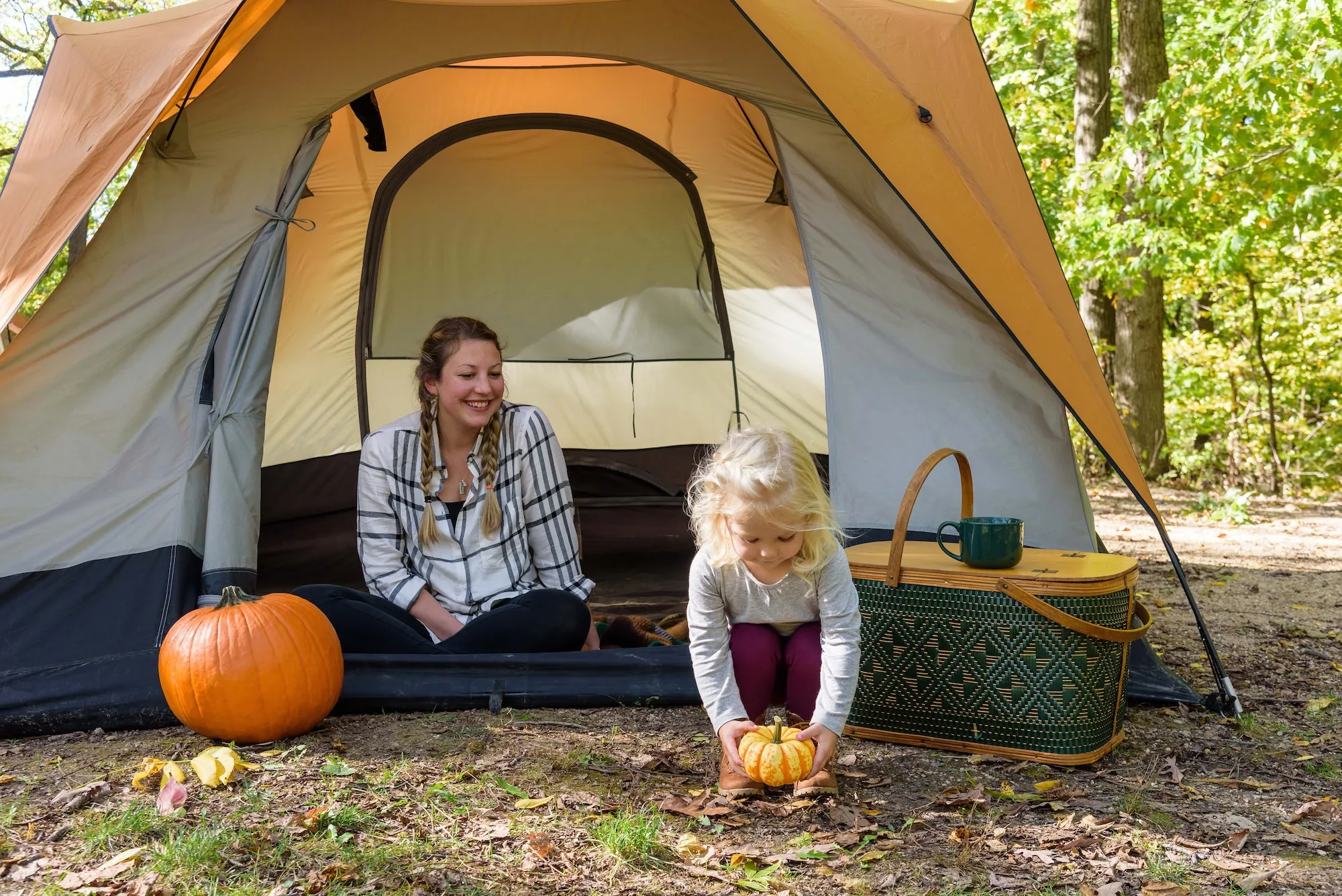 Campingabenteuer pur: Ihr ultimativer Guide für einen unvergesslichen Campingurlaub 14 Mother and daughter tent camping in autumn