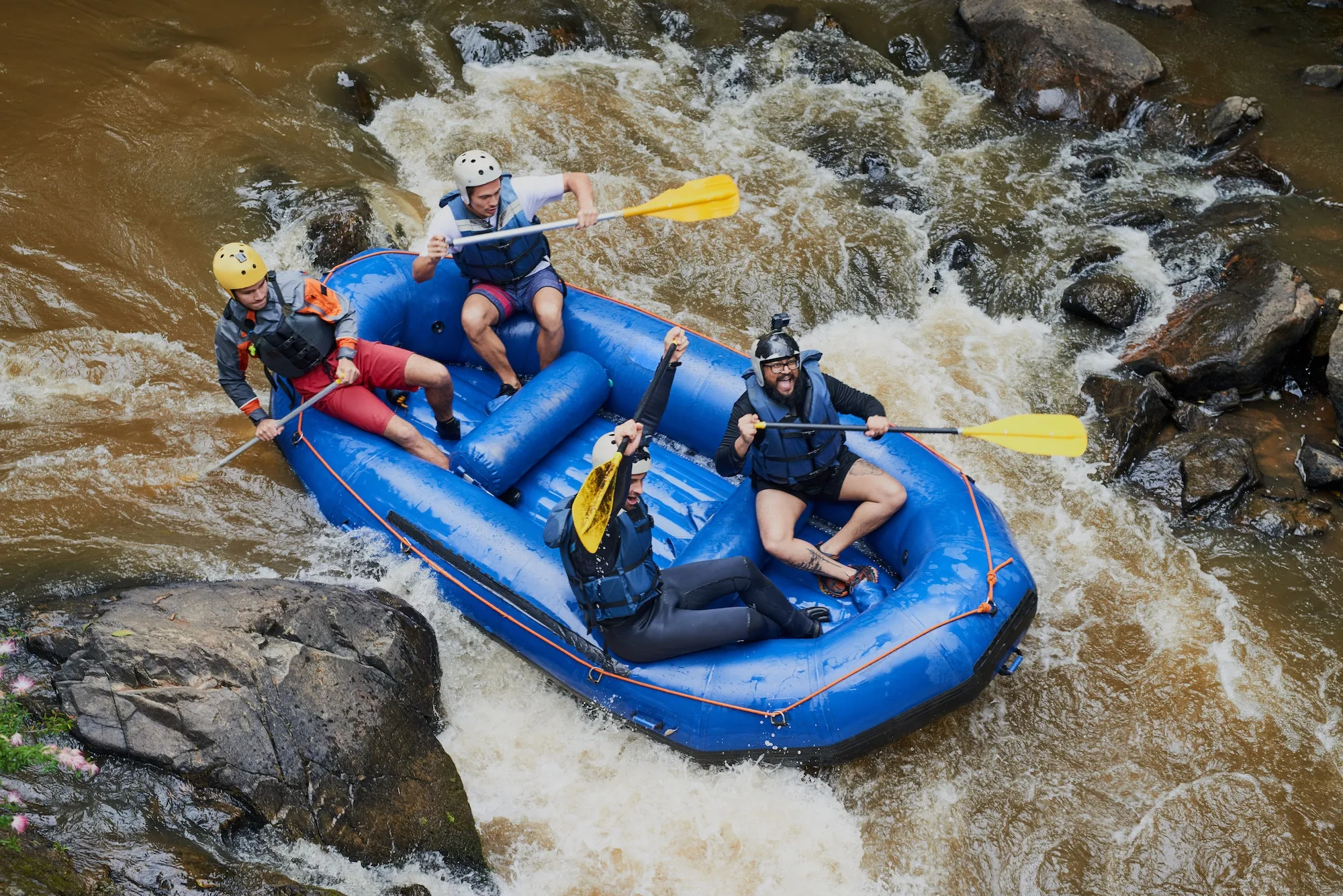 Campingabenteuer pur: Ihr ultimativer Guide für einen unvergesslichen Campingurlaub 7 Shot of a group of young male friends white water rafting