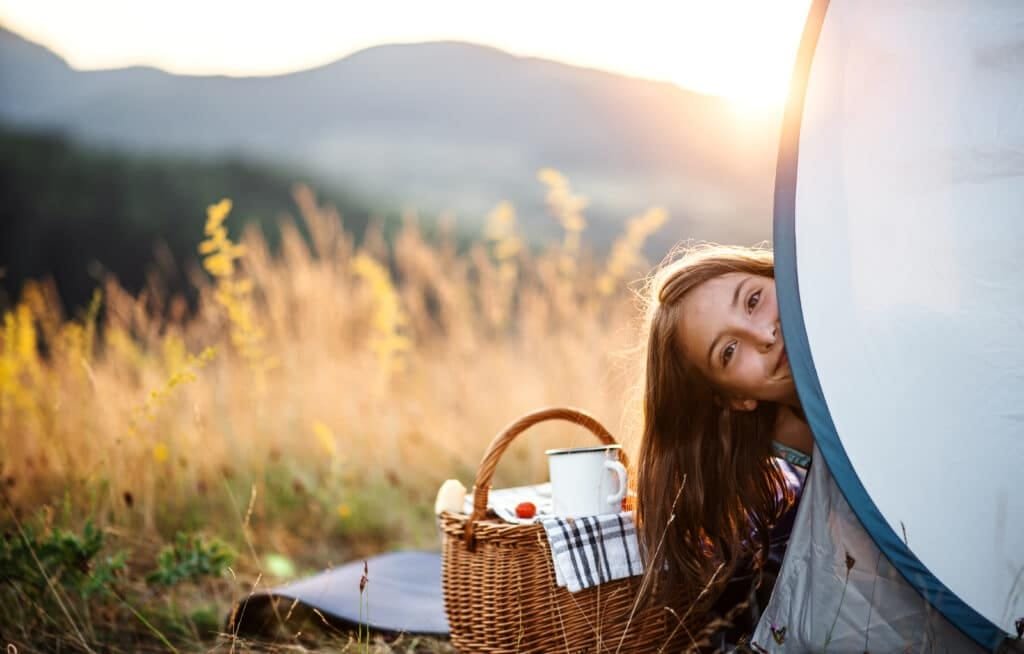 Wurfzelte (Pop-Up-Zelte): Die ultimative Lösung für schnelles Camping 3 A portrait of small girl in in nature, resting in pop-up shelter tent.
