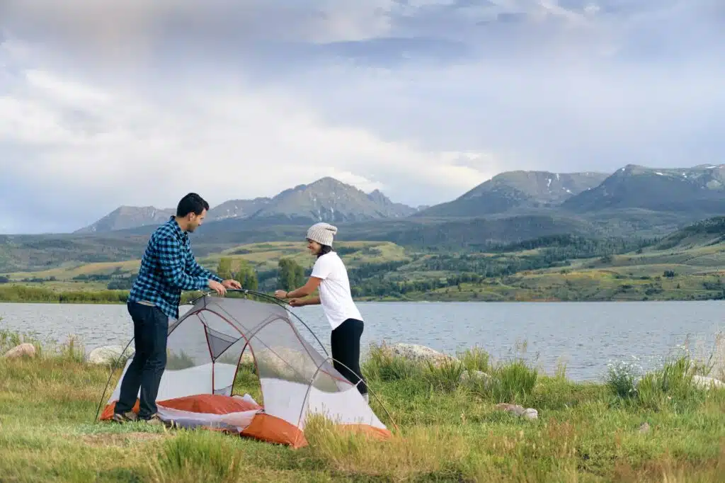 Schritt-für-Schritt-Anleitung: Zeltaufbau leicht gemacht für Anfänger 1 Couple in rural setting, putting up tent, Heeney, Colorado, United States