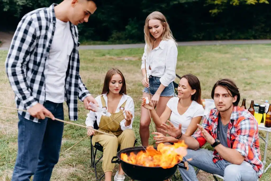 Camping Rezepte Familie: Einfache und leckere Gerichte für die ganze Familie 2 friends in camp cooking grill food