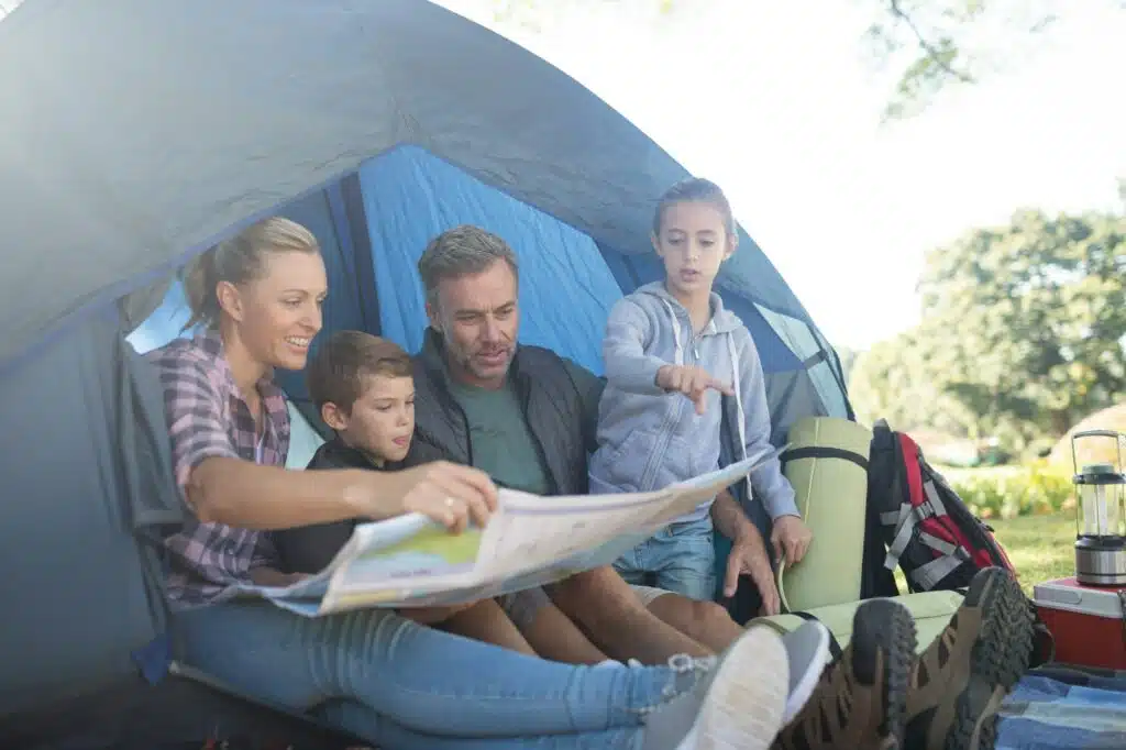 Outdoor-Camping für Anfänger: Dein kompletter Einstiegs-Guide 2025 2 Family reading the map in tent
