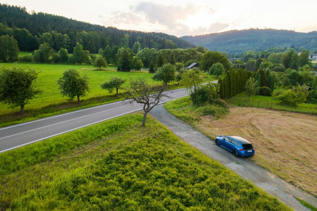 Škoda Roadiaq Mobile-Office-Camper: Die perfekte Ausstattung für flexible Camper mit Büroausstattung 1 Skoda Scala car standing on the countryside road with amazing view on the valley and lush trees