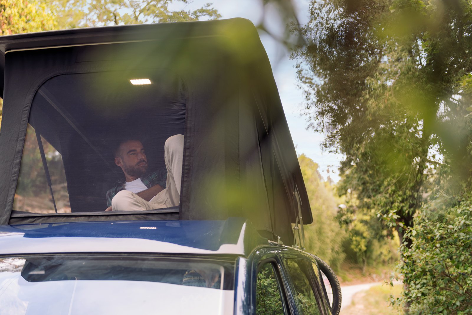 Dachzelt Hartschale: Die besten Modelle im Test 2026 2 man relaxing in a camper van in nature 2026 01 08 08 26 49 utc - Camping Check
