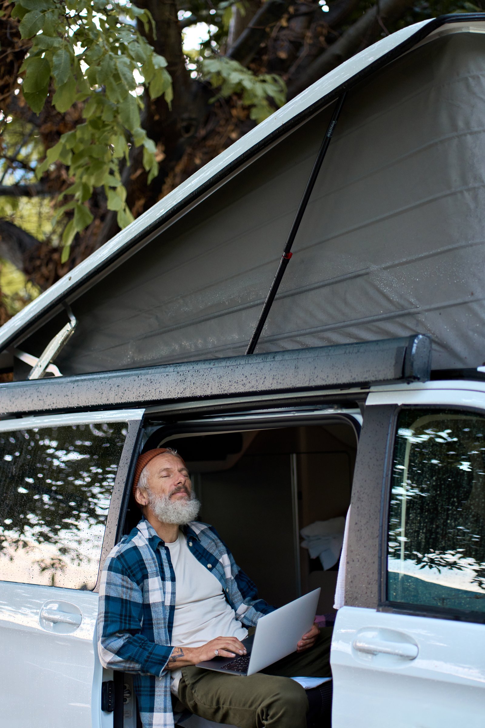 Dachzelt Hartschale: Die besten Modelle im Test 2026 1 man working with laptop in camper van 2026 03 18 16 03 23 utc - Camping Check