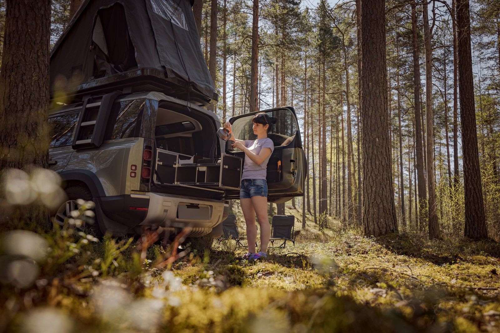 Dachzelt Hartschale: Die besten Modelle im Test 2026 3 woman camping with car and tent in forest 2026 03 25 05 41 41 utc 1 - Camping Check