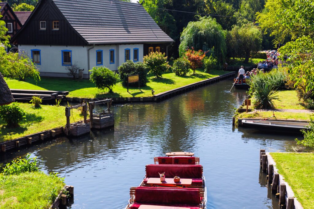 Camping Ostdeutschland – Die besten Plätze für Natur, Abenteuer & Erholung 1 Scenic view of green riverside garden house german national park Spreewald on spring summer sunny