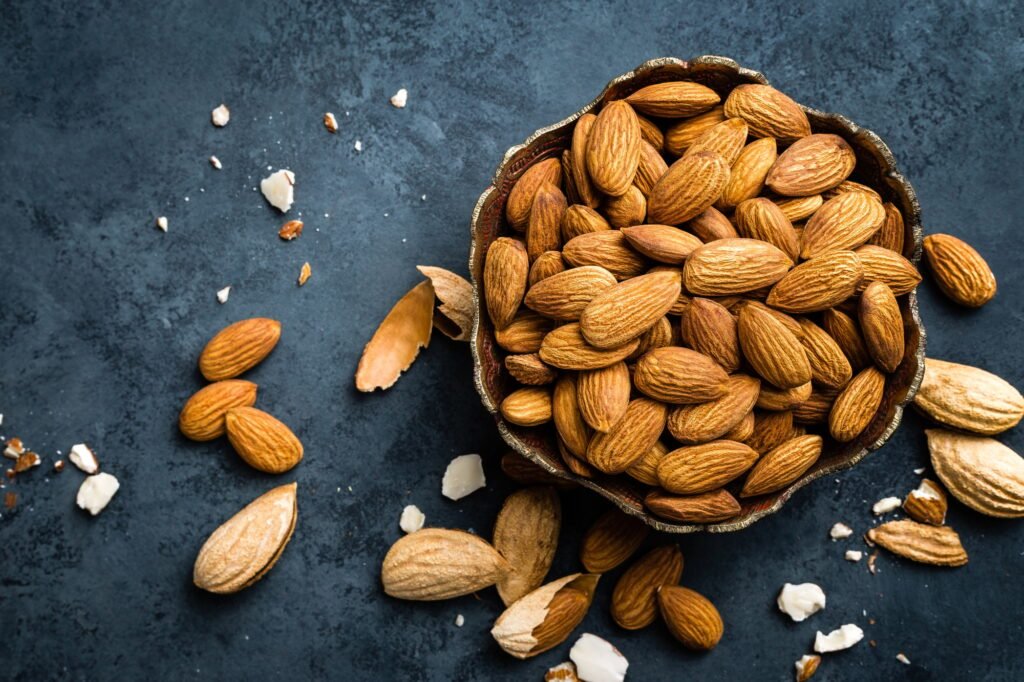 Vegane Mahlzeiten für mehrtägige Wanderungen: Dein kompletter Ratgeber für nährstoffreiche Outdoor-Küche 3 Almond nuts in bowl. Almonds