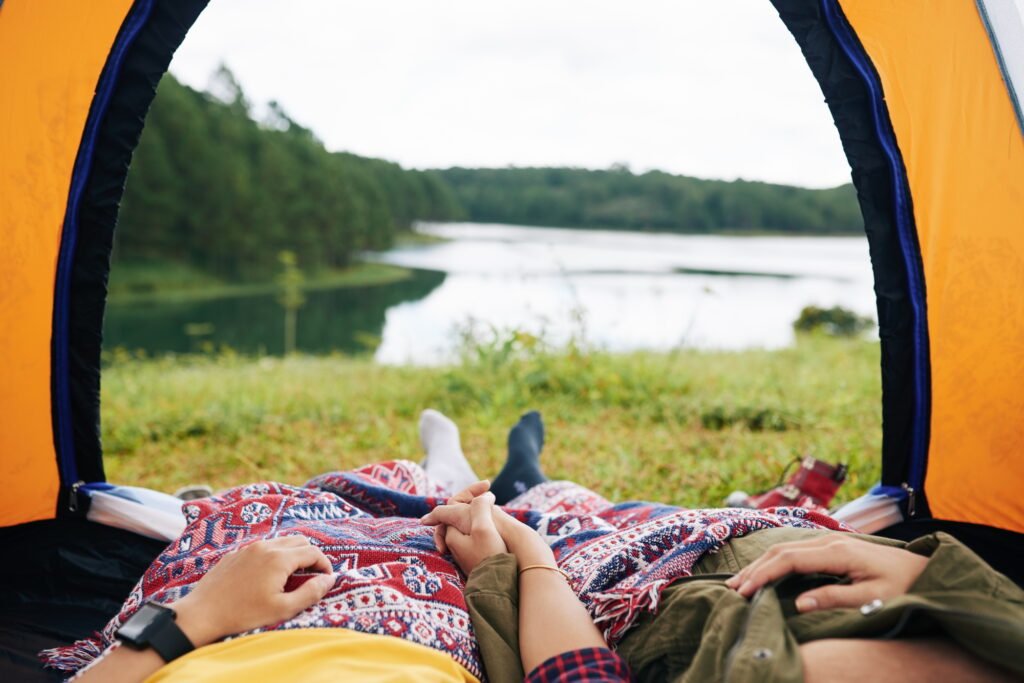 Amazon Basics Kuppelzelt 3-Jahreszeiten-Zelt: Dein zuverlässiger Begleiter für unvergessliche Outdoor-Abenteuer 31 Campers resting in tent