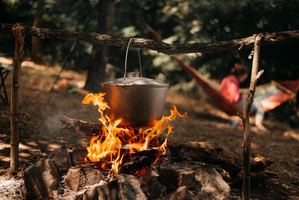 Veganer Campingführer für Familien: 12 Tipps für den perfekten pflanzlichen Outdoor-Trip 2 Cooking in a pot over campfire