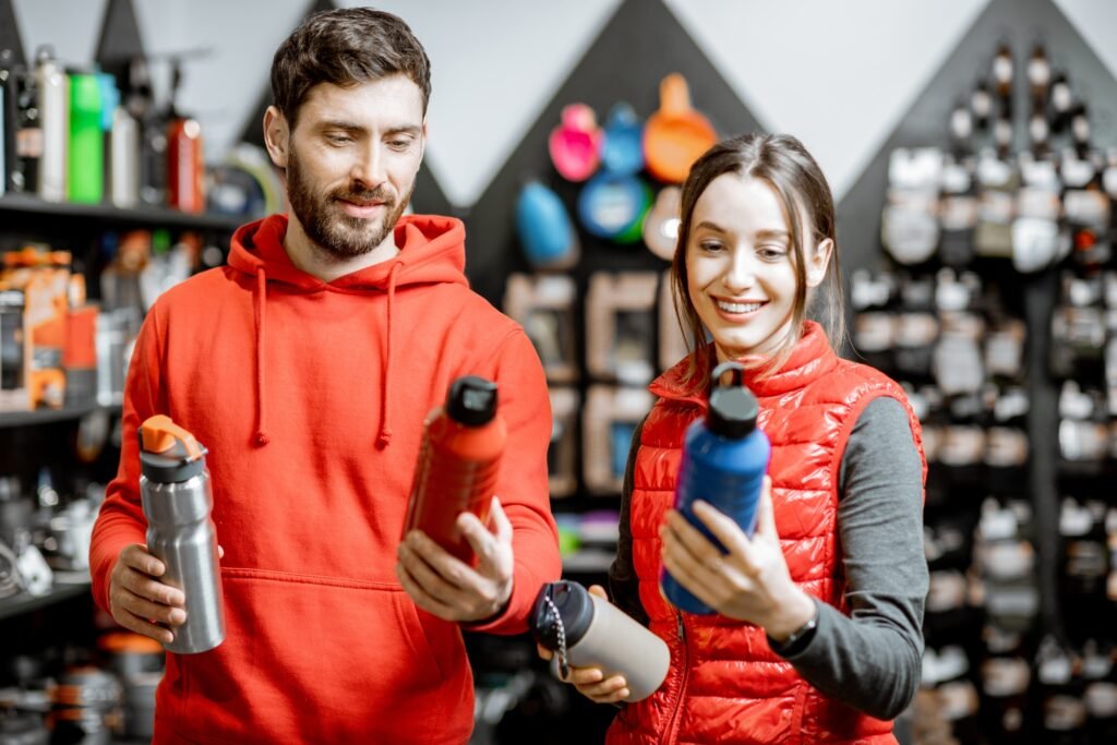 Veganer Campingführer für Familien: 12 Tipps für den perfekten pflanzlichen Outdoor-Trip 1 Couple choosing camping dishes in the shop