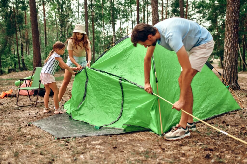 Schnellaufbau Zelt gesucht? So findest du dein Traumzelt für entspannte Campingmomente 5 Family on vacation in the forest