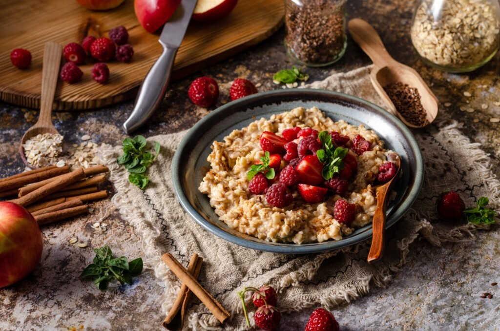 Pflanzliche Rezepte für Outdoor-Abenteuer: 10 energiereiche Ideen für nachhaltiges Camping 2 Homemade porridge with forest berries