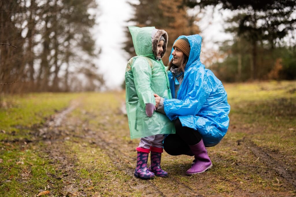 Amazon Basics Kuppelzelt 3-Jahreszeiten-Zelt: Dein zuverlässiger Begleiter für unvergessliche Outdoor-Abenteuer 30 Mother with daughter in the forest after rain in raincoats together.