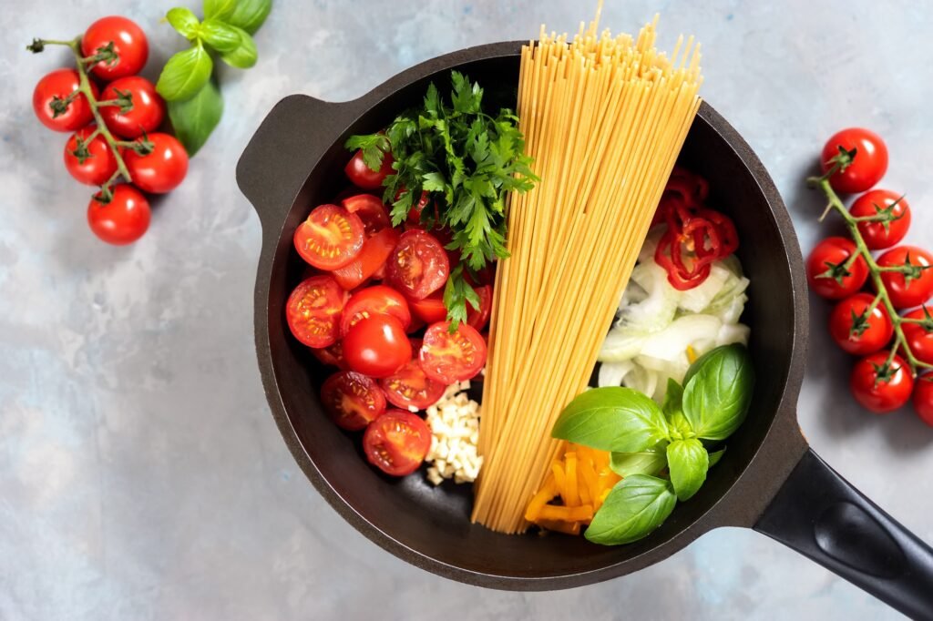 Veganes Campen für Einsteiger: Einfache Rezepte und praktische Tipps für die Outdoor-Küche 5 One pot pasta dish seeing from above