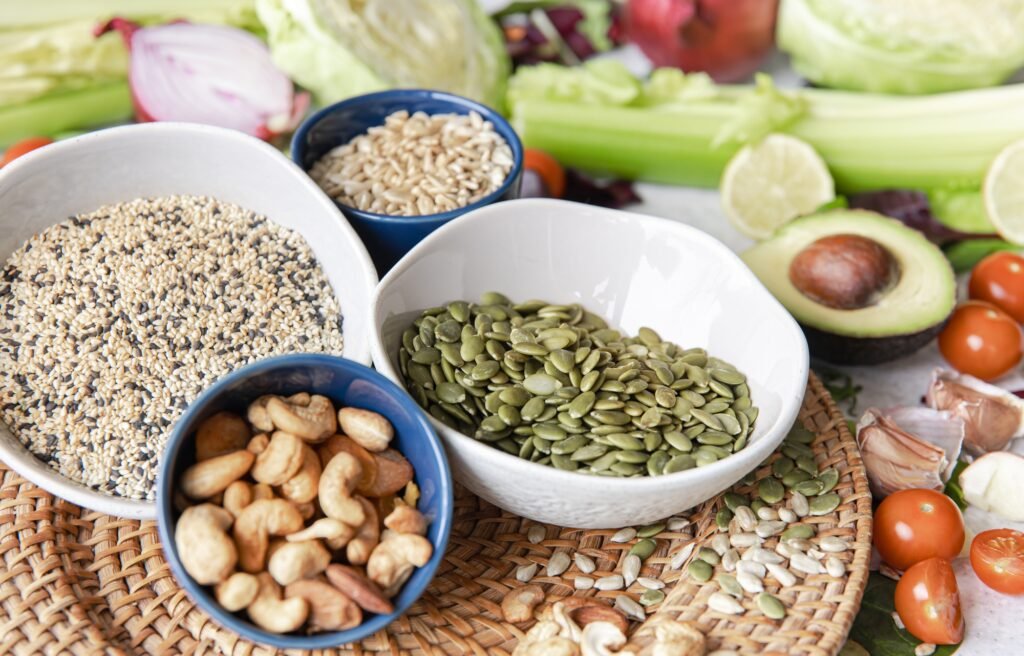 Vegane Mahlzeiten für mehrtägige Wanderungen: Dein kompletter Ratgeber für nährstoffreiche Outdoor-Küche 6 Pumpkin seeds, nuts and chia seeds and other healthy foods on the kitchen table.