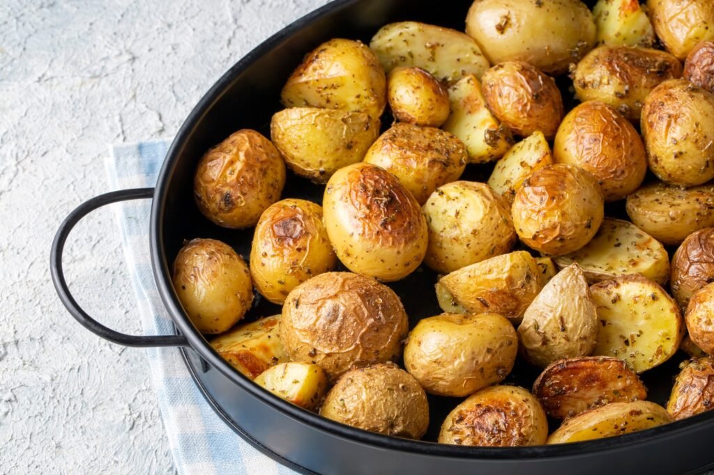 Veganes Campen für Einsteiger: Einfache Rezepte und praktische Tipps für die Outdoor-Küche 3 Roasted baked baby potatoes with garlic and herbs.