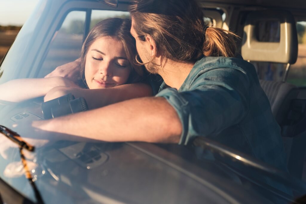 T5 Schiebefenster & T6 Schiebefenster im Vergleich: Die besten Tipps für deinen VW Bulli 🚐 1 Romantic couple sitting in their camper with arms around