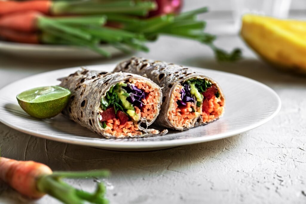 Vegane Mahlzeiten für mehrtägige Wanderungen: Dein kompletter Ratgeber für nährstoffreiche Outdoor-Küche 4 Sweet Purple Tortilla with Mango Carrot Sprout and Hummus Wrapped