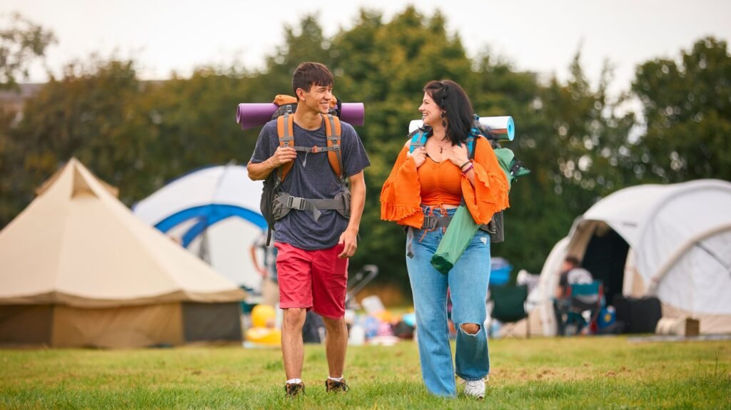 Amazon Basics Kuppelzelt 3-Jahreszeiten-Zelt: Dein zuverlässiger Begleiter für unvergessliche Outdoor-Abenteuer 32 Young Couple Meeting At Summer Music Festival With Camping Equipment