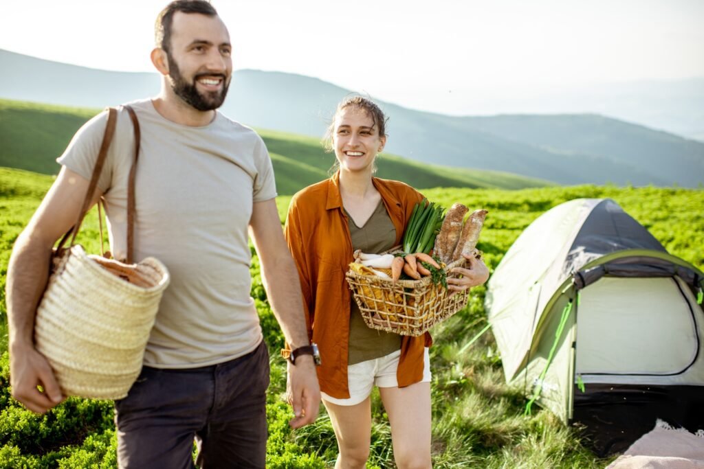 Veganes Campen für Einsteiger: Einfache Rezepte und praktische Tipps für die Outdoor-Küche 7 Young couple traveling in the mountains