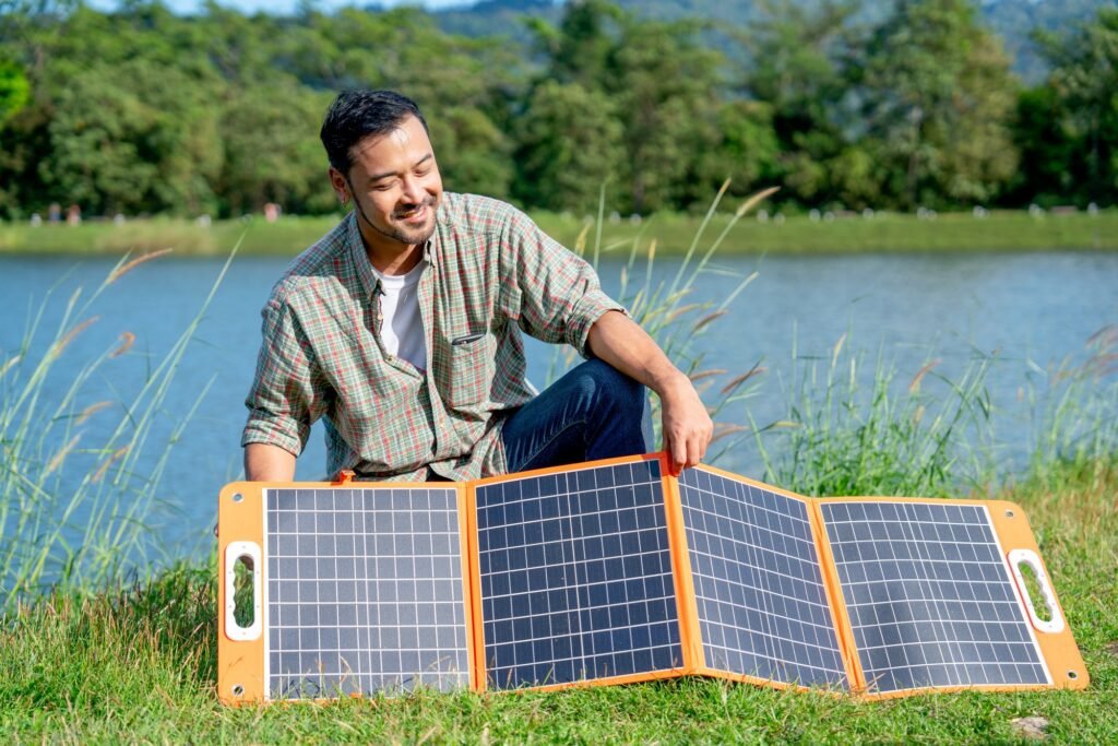 Stromverbrauch & Batterielaufzeit: Der ultimative Camping-Ratgeber für autarke Outdoor-Abenteuer 2 Asian man set up solar cells panel during camping in national park near the lake