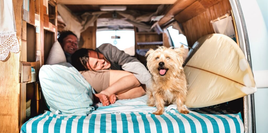 Fernreisemobil-Ratgeber: Der komplette Guide zur optimalen Ausstattung 1 Hipster couple with cute pet traveling together on vintage rv campervan, Fernreisemobil