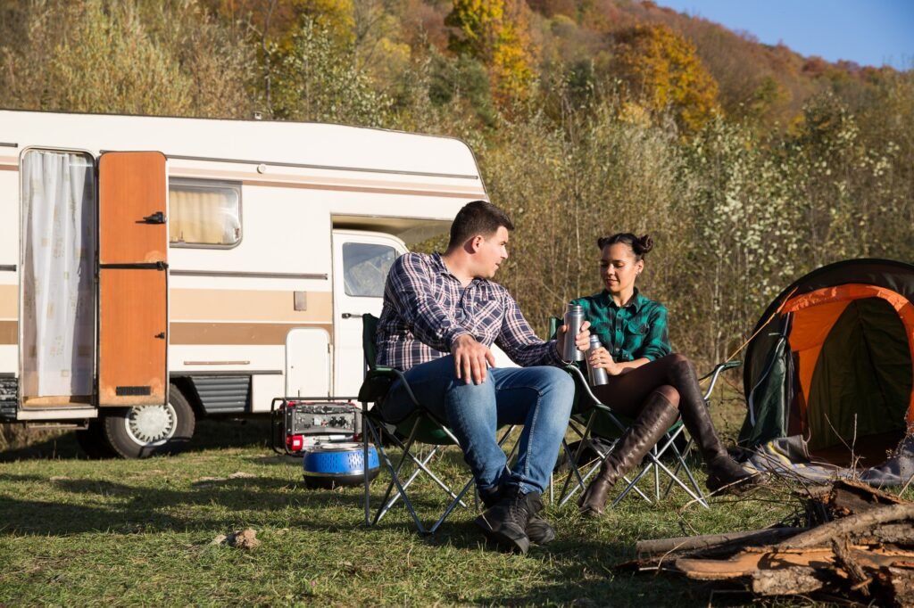 Die besten Tipps für unvergessliche Ferien Camping Erlebnisse 1 Couple enjoying their holiday in a mountain camps site