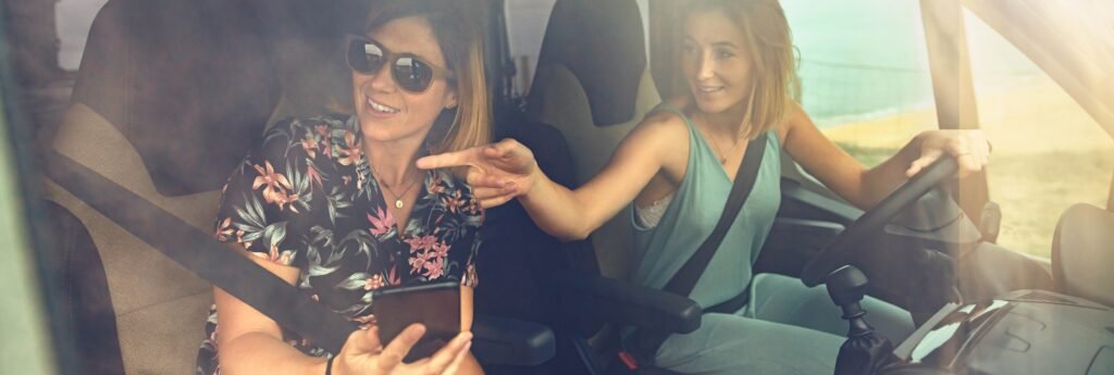 Der ultimative Guide zum Caravaning: Tipps für unvergessliche Reisen 1 Women looking landscape window while traveling in caravan