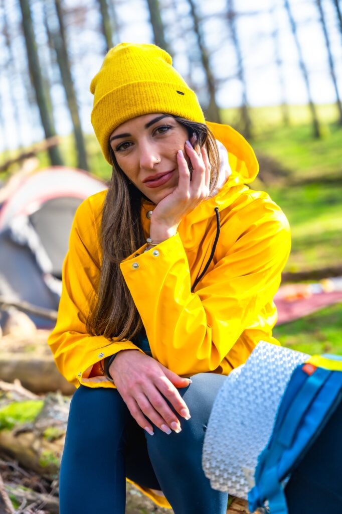 Troubleshooting-Guide #1: Zelt undicht - Schnelle Hilfe bei Wasserschäden 3 Camper resting in forest near tent wearing yellow raincoat