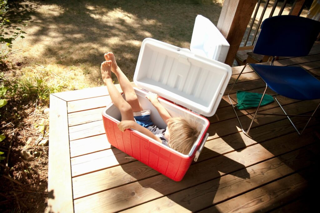 Wie lange halten Kühlboxen kalt? Praktische Tipps für längere Kühlung 10 Young boy sitting in cool box