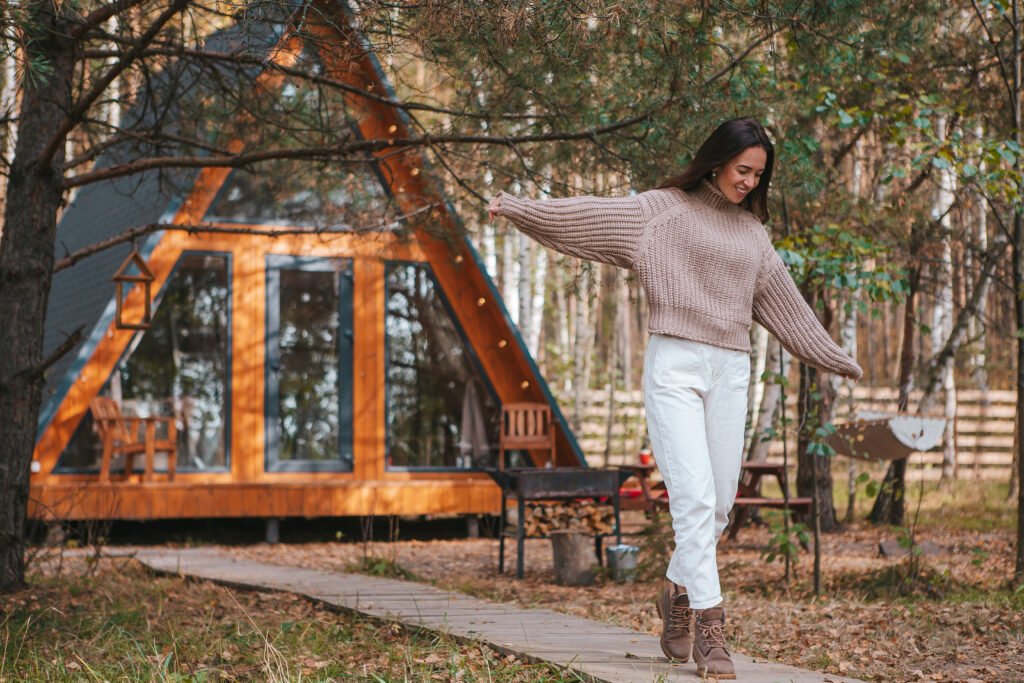 Welcher Unterkunftstyp passt zu dir? Camping-Guide 2026 für Einsteiger 7 beautiful girl walking at autumn warm day 2026 01 08 00 40 24 utc - Camping Check