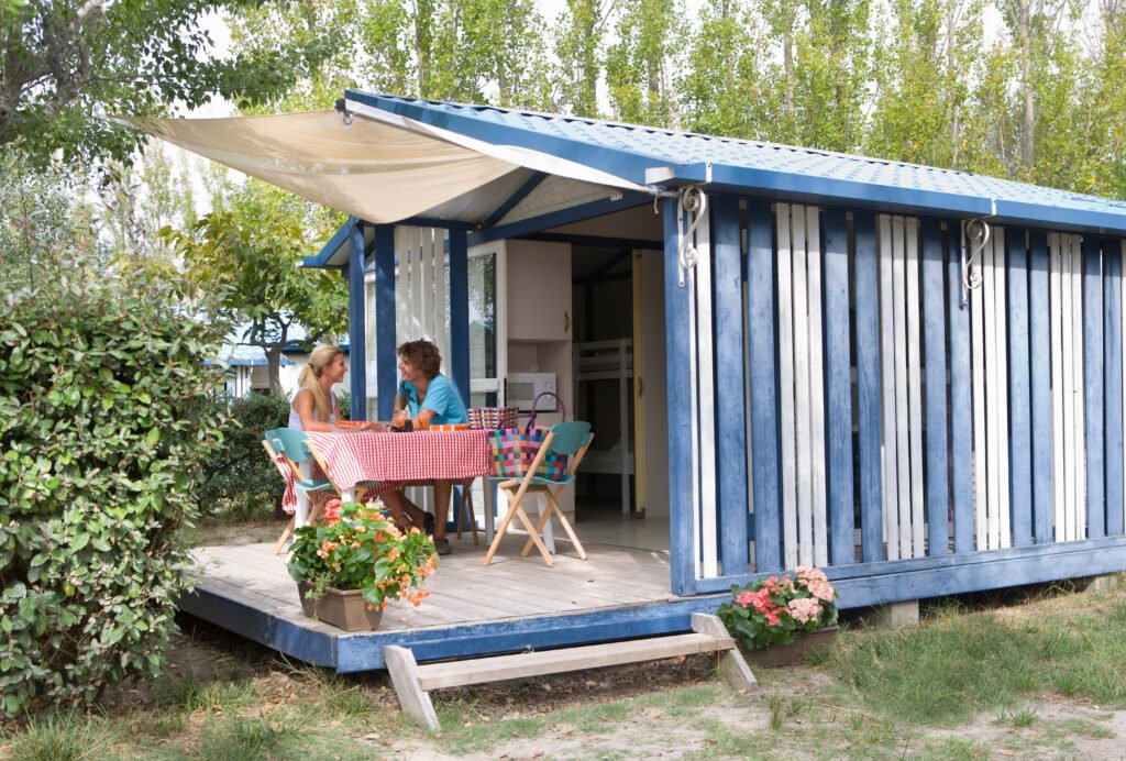 Welcher Unterkunftstyp passt zu dir? Camping-Guide 2026 für Einsteiger 6 cole talk on cabin terrace with pie 2026 01 05 23 34 04 utc - Camping Check