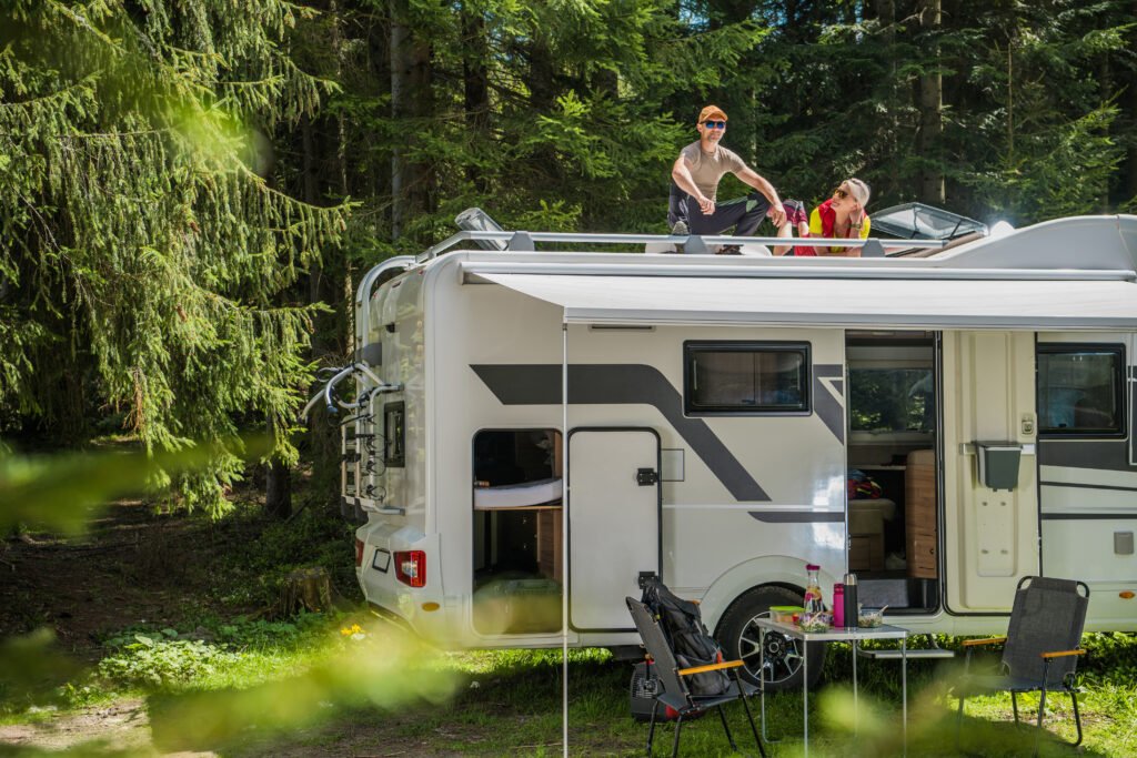 Welcher Unterkunftstyp passt zu dir? Camping-Guide 2026 für Einsteiger 4 happy family relaxing on the roof of their rv 2026 01 08 23 55 29 utc - Camping Check