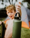 Trinkflaschen aus Edelstahl oder Glas für den Camping Ausflug