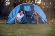 Wie man sich beim Camping bei Gewittern im Freien sicher verhält