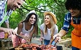Kohlegrill oder Gasgrill: Welches ist das richtige Campinggrill für Sie