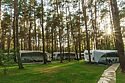 Urlaub im Wohnwagen mitten im Wald